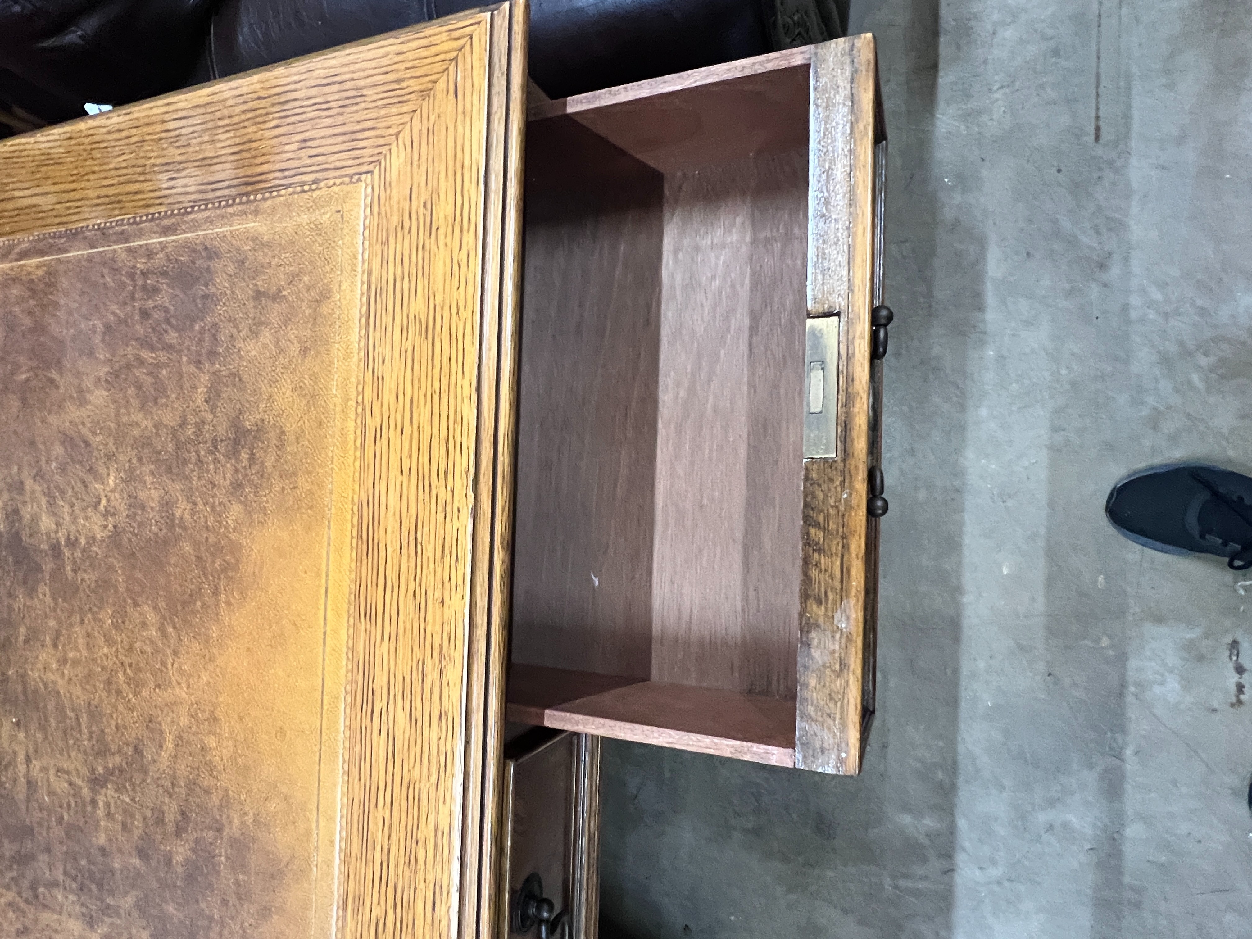 A good quality reproduction Victorian style oak pedestal desk, length 137cm, depth 76cm, height 79cm